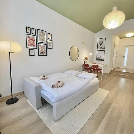 Cozy, Natural Ground Base Apartment, Apartament