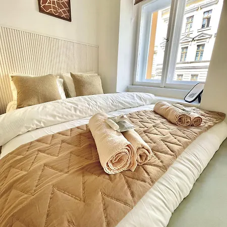 Cozy, Natural Ground Base Apartment, Apartament Praga