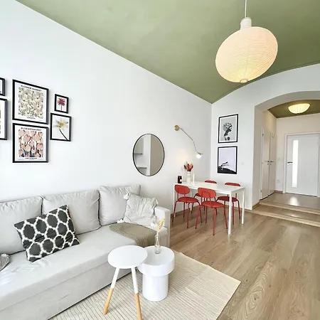 Cozy, Natural Ground Base Apartment, * Praga