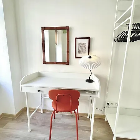 Cozy, Natural Ground Base Apartment, Praga