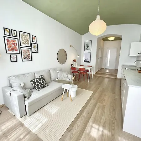 Cozy, Natural Ground Base Apartment, Apartamento Praga